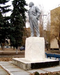 Памятник В.И.Ленину возле дома творчества в г.Снежном