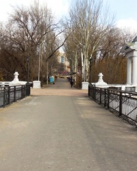 Две ротонды на мосту через Первый городской пруд в г.Донецке