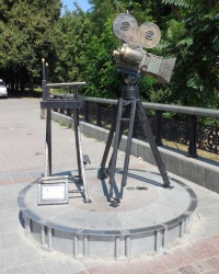 Двойная скульптурная композиция "Режиссер" и "Наблюдатель»  в Мариинском парке, г. Киев