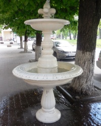 Небольшой фонтан у дома № 88 по проспекту Карла Маркса в г.Днепропетровске