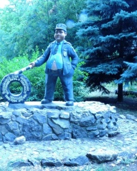 Памятник гаишнику в г.Докучаевске