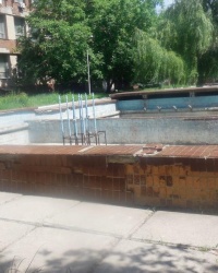 Фонтан возле Главного управления статистики в г.Донецке