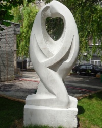 Современная скульптура возле музея украинской живописи в г.Днепре
