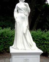 Скульптура А.В.Браницкой в дендропарке «Александрия» г.Белая Церковь