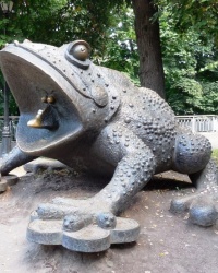 Жаба-копилка в Крещатом парке г.Киева