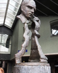 Памятник Максу Эйве в Амстердаме (Нидерланды)