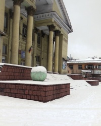 Скульптурная композиция «Шар» в г. Енакиево