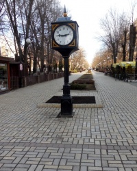 Часы на бульваре имени А.С.Пушкина в г.Донецке