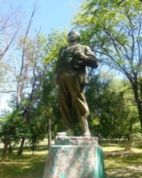 Памятник В.И.Ленину в поселке Зуевке