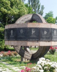 Памятник Героям Советского Союза - рабочим металлургического завода имени С.М.Кирова в г.Макеевке