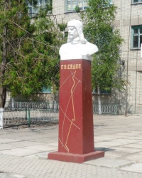 Бюст Г.Я.Седова возле школы в одноименном поселке
