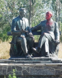 Памятник А.М.Горькому и В.И.Ленину в г.Бердянске