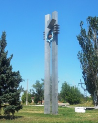 Стела с эмблемой города в Зугрэсе