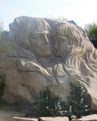 Памятник влюбленным в пос.Зуевке