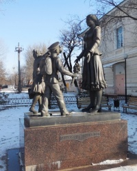 Памятник первой учительнице в г.Новочеркасске
