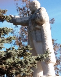 Памятник В.И.Ленину возле домоуправления в г.Комсомольское