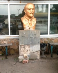 Памятник В.И.Ленину на СТО «Попутчик» в г.Донецке