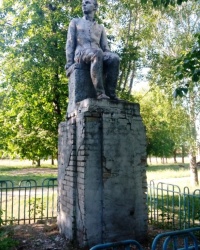 Памятник молодому В.И.Ленину в с. Кузембетьево