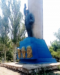 Памятник героям-шахтерам в г.Юнокоммунаровске