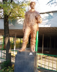 Скульптуры рабочего и работницы в парке г.Стаханова