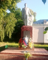 Памятник погибшим воинам-односельчанам в с.Карыж