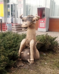 Шуточная скульптура коровы в г. Макеевке