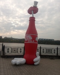 Памятник Coca-Cola в г. Донецке