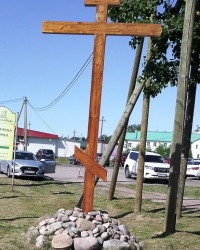 Поклонный крест у автостоянки в д. Старая Слобода