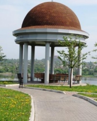 Ротонда в парке гостиничного комплекса «Виктория» в г.Донецке