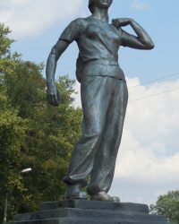 Памятник девушке-туристке в г.Киеве