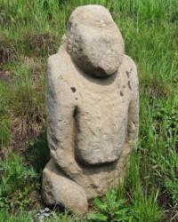 Каменные бабы в парке гостиничного комплекса «Виктория» в г.Донецке