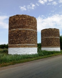Старые силосные башни в пос. Минеральное