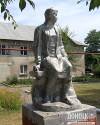 Уничтоженный памятник З.А.Космодемьянской в г.Донецке