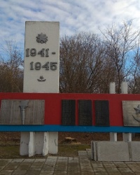 Памятник в честь воинов-односельчан в с.Адамов 