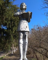 Памятник "Пионерка с книгой" в с.Агрономия