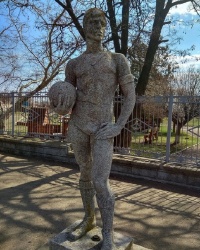 Памятник "Футболист" в п.г.т. Арбузинка