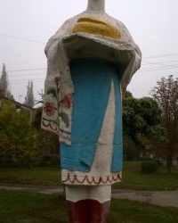 Скульптура "Украинка с караваем" в п.Авангард (г.Кривой Рог)