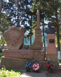 Памятник павшим советским воинам и С. А. Нечаю в с.Берёзовка (Любарский район)