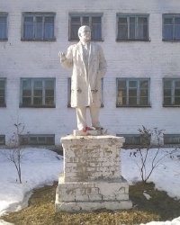 Памятник В. И. Ленину возле средней школы №4 в г.Чкаловск