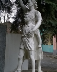 Скульптура "Мать с сыном" в г.Донской