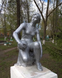 Памятник "Физкультурница" в п.Дубовка (Узловский р-н)