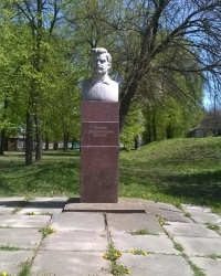 Памятник С. В. Васильченко (Панасенко) в г.Ичня