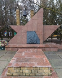 Памятник воинам-односельчанам в п.г.т.Ивановка (Ивановский район)