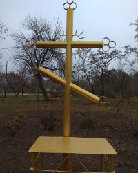 Памятный крест на месте церкви в п.г.т.Ивановка (Ивановский район)