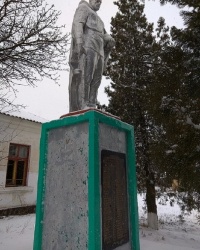 Памятник воинам-землякам в с.Ивановка (Ивановский с/с, Любашёвский район)