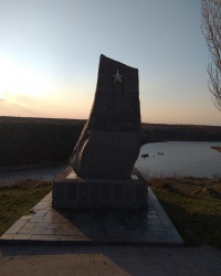 Памятник в честь форсирования реки Южный Буг 23 марта 1944 года в п.г.т.Константиновка (Арбузинский район)