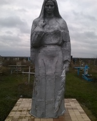  Скульптура "Скорбящей женщины" в с.Малая Михайловка (Белорецкое) 