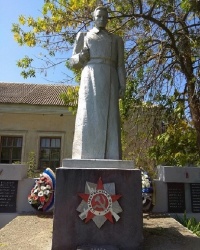 Памятник воинам-землякам в п.Михинский (Таловский район)