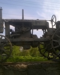 Памятник трактору "У-2" в с.Новое Мисто