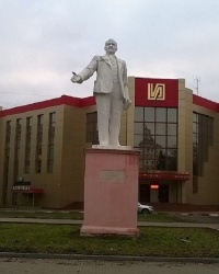 Памятник В. И. Ленину возле Городского Дворца культуры (ДК "Строителя") в г. Новомосковск